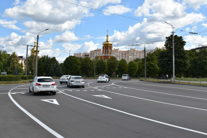 У Луцьку наносять нову дорожню розмітку 