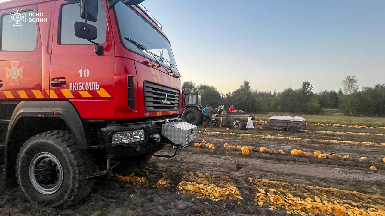 На Волині чоловіку затиснуло ногу в подрібнювачі комбайна