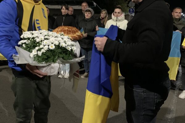 У Шацьку зустріли звільненого з полону Василя Кулачука У Шацьку зустріли звільненого з полону Василя Кулачука