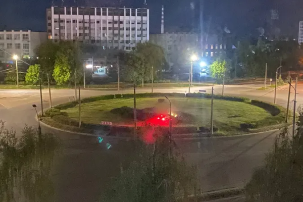 кільце біля глобуса