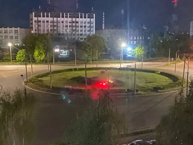кільце біля глобуса