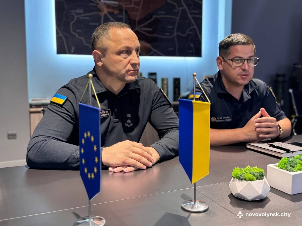 Представлення пожежного офіцера громади у Нововолинську — зустріч у кабінеті міського голови