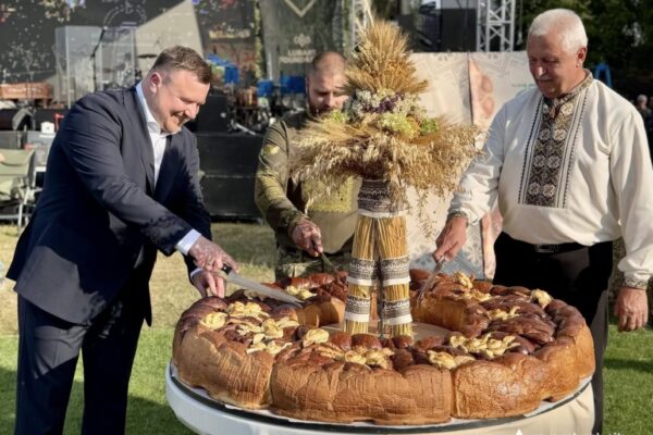 У Нововолинську презентували рекордний калач 