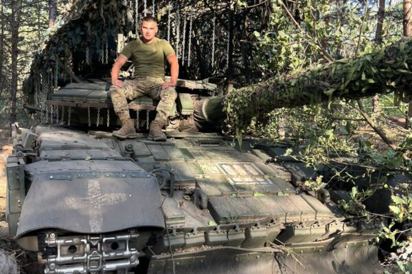 Старший лейтенант “Скала” почав війну 18-річним курсантом Ко мандир танкового взводу 42 ОМБр старший лейтенант "Скала" генерал Шведюк