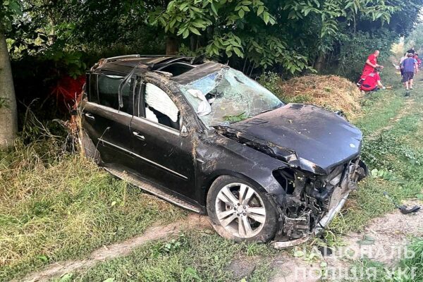 На Волині легковик злетів в кювет: водій загинув, двоє пасажирів - у лікарні 