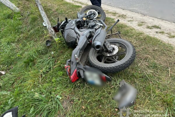На Волині мотоцикл зіткнувся з деревом: водій – в реанімації На Волині мотоцикл зіткнувся з деревом: водій - в реанімації