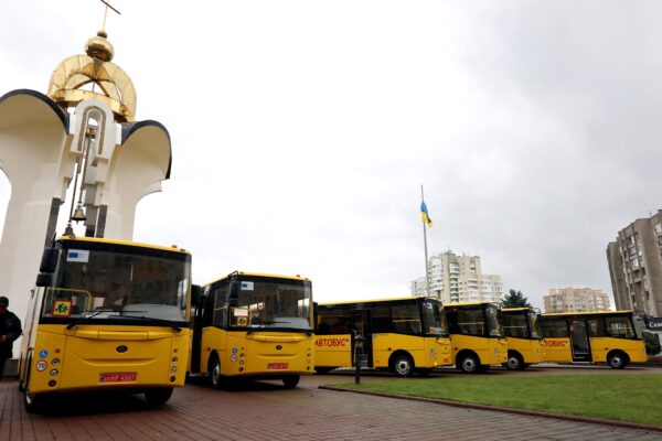 Дев’ять громад Волині отримали нові шкільні автобуси 