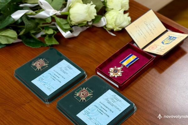 Рідним полеглих Героїв з Нововолинської громади вручили їхні нагороди Рідним полеглих Героїв з Нововолинської громади вручили їхні нагороди