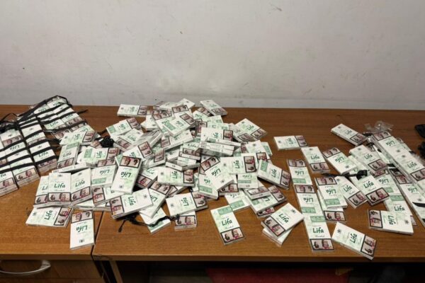 “Утеплився” сигаретами: водій вантажівки намагався вивезти на собі 200 пачок курива “Утеплився” сигаретами: водій вантажівки намагався вивезти на собі 200 пачок курива