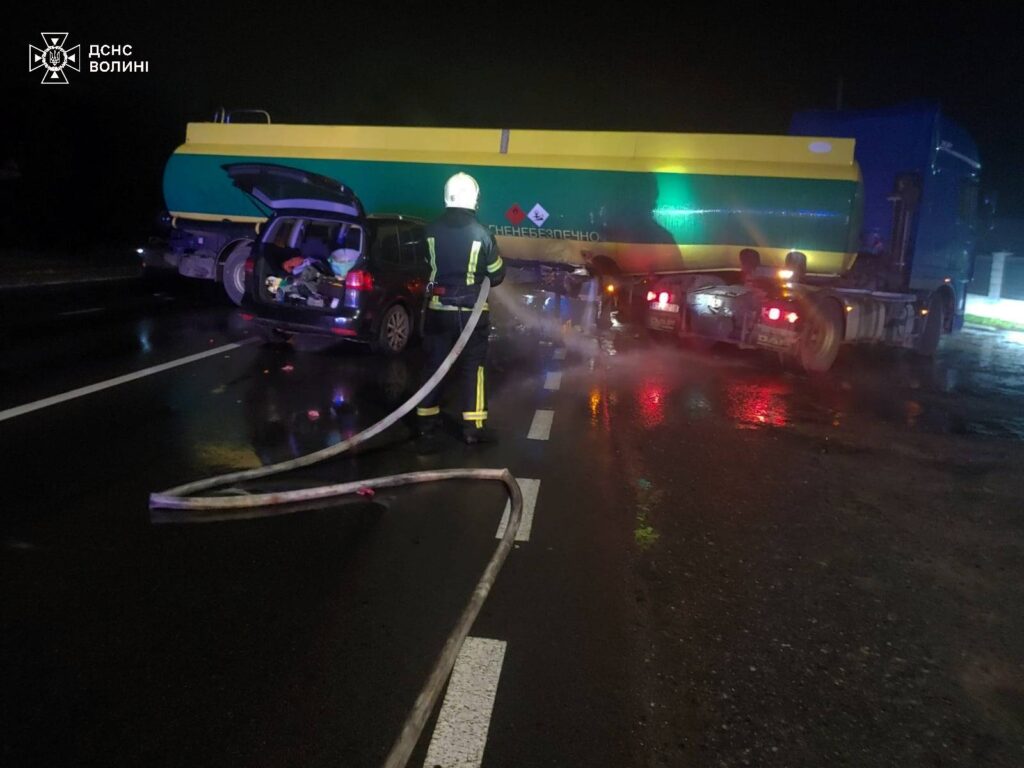 У Луцькому районі зіткнулися легковик з бензовозом: стався витік пального 