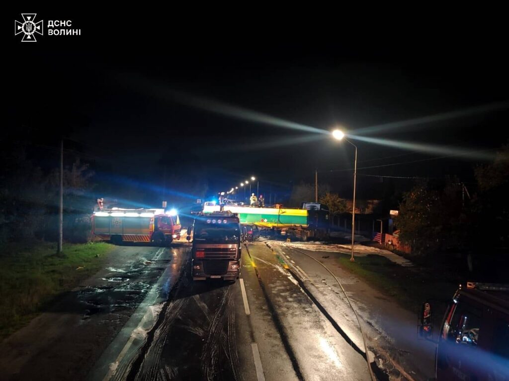 У Луцькому районі зіткнулися легковик з бензовозом: стався витік пального 