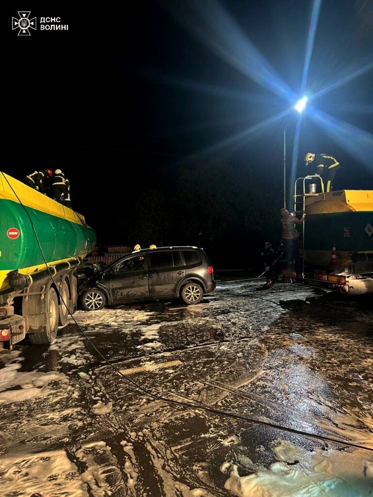 У Луцькому районі зіткнулися легковик з бензовозом: стався витік пального 