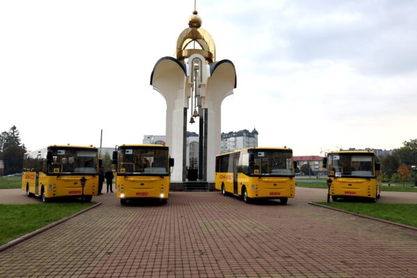 Ще чотири громади на Волині отримали нові шкільні автобуси 