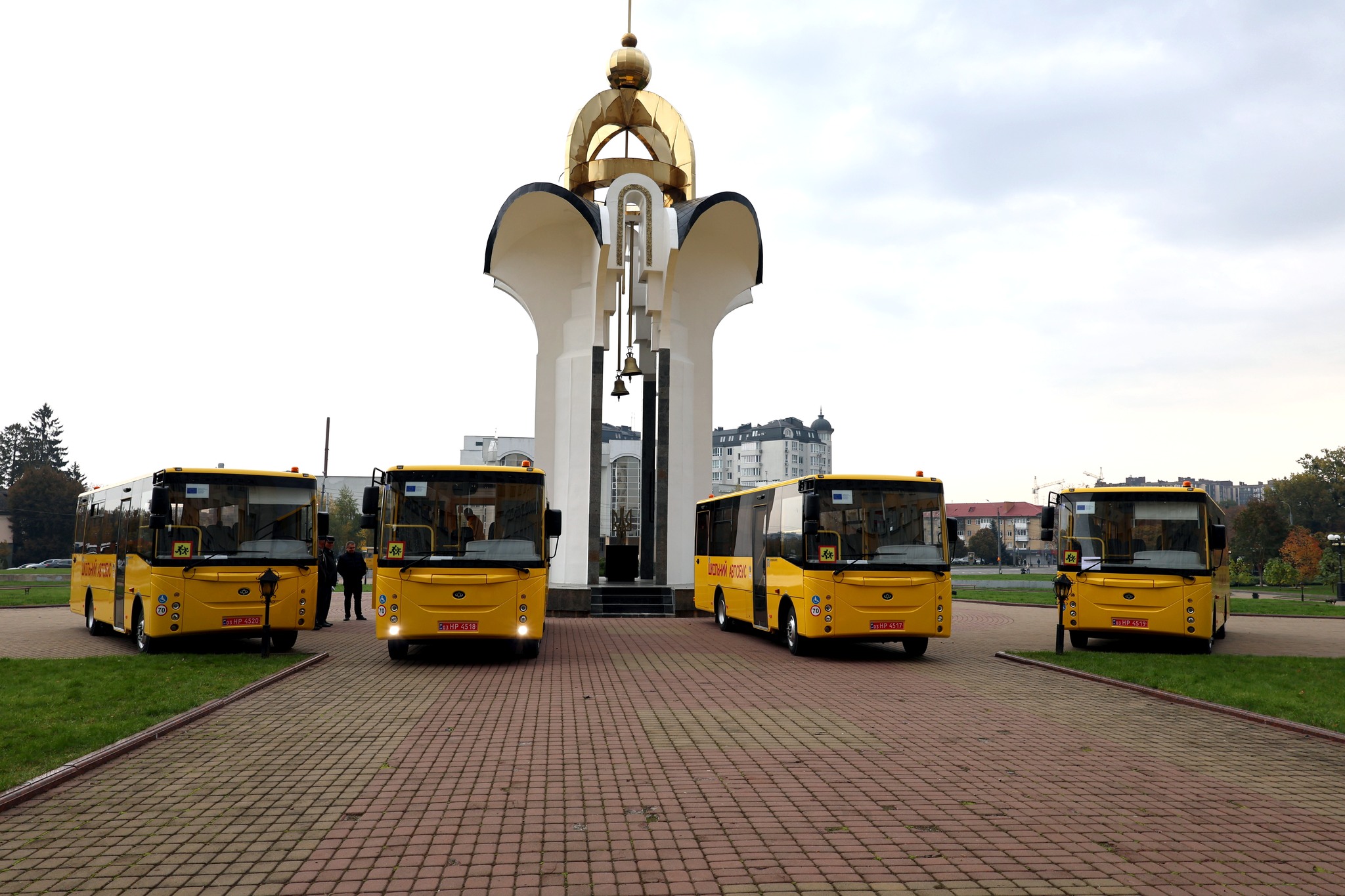 Ще чотири громади на Волині отримали нові шкільні автобуси