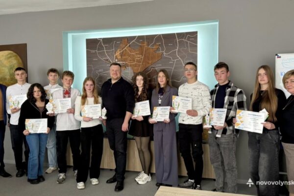Кращим ліцеїстам Нововолинська виплачуватимуть стипендію Кращим ліцеїстам Нововолинська виплачуватимуть стипендію