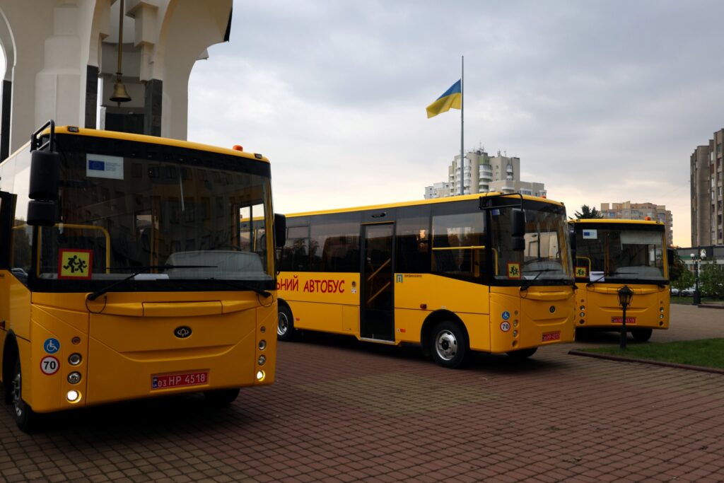 Ще чотири громади на Волині отримали нові шкільні автобуси