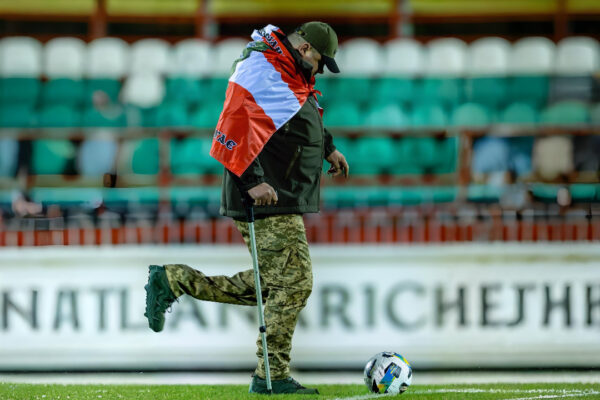 Боєць “Сталевої Сотки” відкрив поєдинок чемпіонату України з футболу 