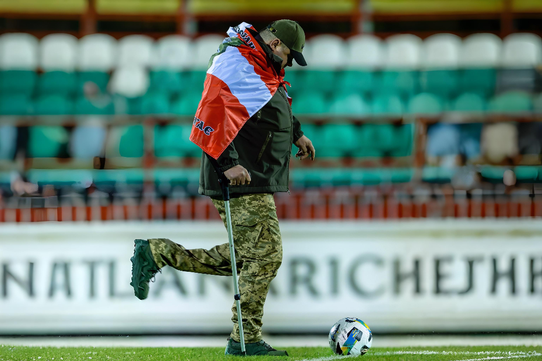 Боєць “Сталевої Сотки” відкрив поєдинок чемпіонату України з футболу 