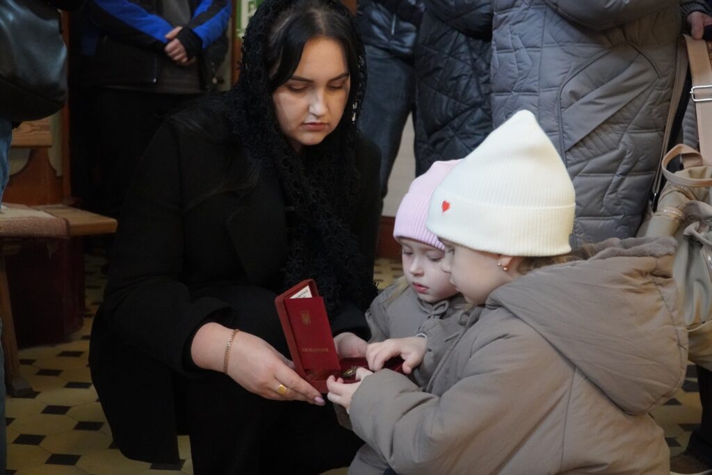 У Володимирі понад 30 родинам загиблих військовослужбовців вручили їхні нагороди 