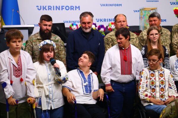 Пліч-о-пліч заради життя: як мистецтво об’єднало воїнів і дітей Напередодні Дня захисника України, 30 вересня у Києві відбулася підсумкова презентація культурно-мистецького проєкту «ПЛІЧ-О-ПЛІЧ: програма взаємореабілітації українських воїнів і дітей».