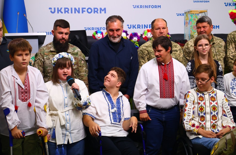 Напередодні Дня захисника України, 30 вересня у Києві відбулася підсумкова презентація культурно-мистецького проєкту «ПЛІЧ-О-ПЛІЧ: програма взаємореабілітації українських воїнів і дітей». 