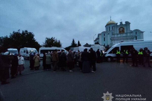 Із Успенського собору почали виселяти представників УПЦ МП Із Успенського собору почали виселяти представників УПЦ МП