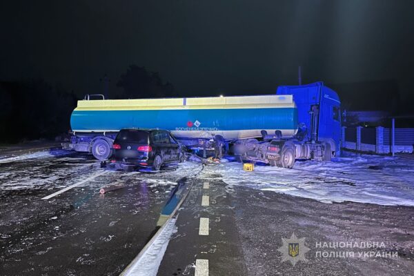 У Луцькому районі зіткнулися легковик з бензовозом: стався витік пального 