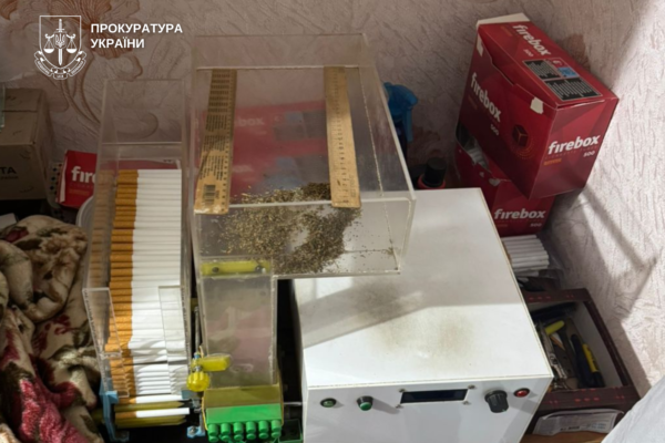 Троє жителів Ковельського району налагодили кустарне виробництво сигарет у власних оселях та підсобних приміщеннях. 