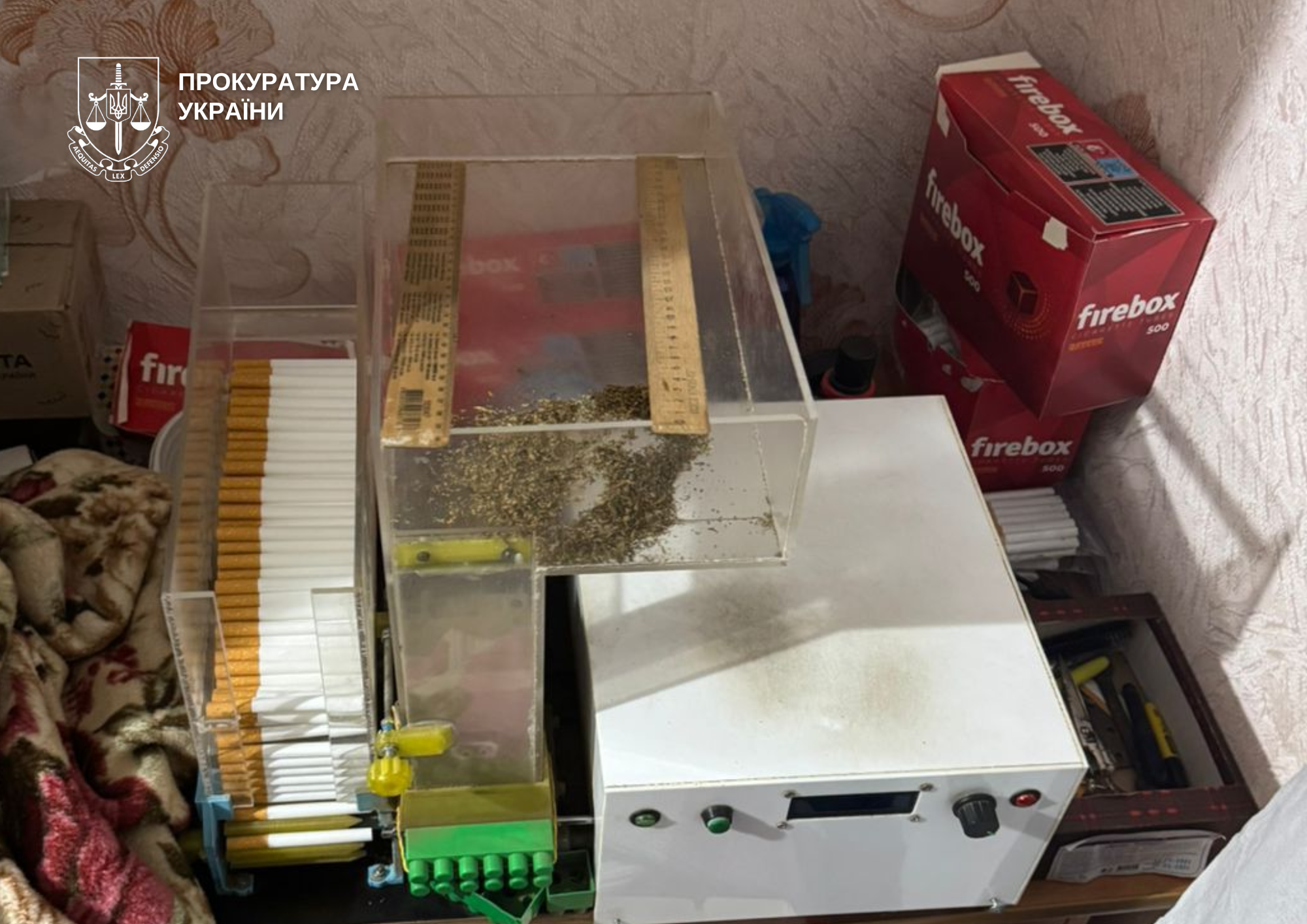 Троє жителів Ковельського району налагодили кустарне виробництво сигарет у власних оселях та підсобних приміщеннях. 