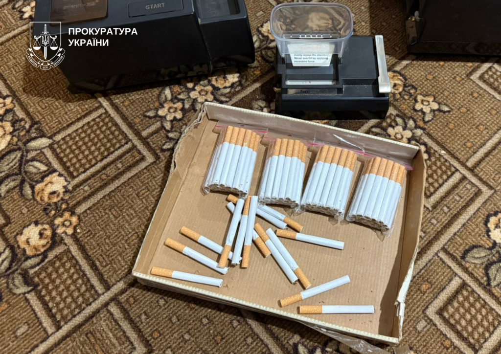 Троє жителів Ковельського району налагодили кустарне виробництво сигарет у власних оселях та підсобних приміщеннях. 