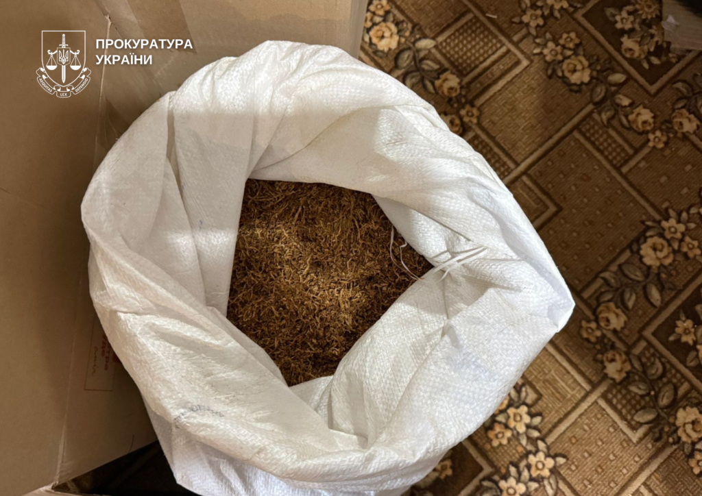 Троє жителів Ковельського району налагодили кустарне виробництво сигарет у власних оселях та підсобних приміщеннях. 