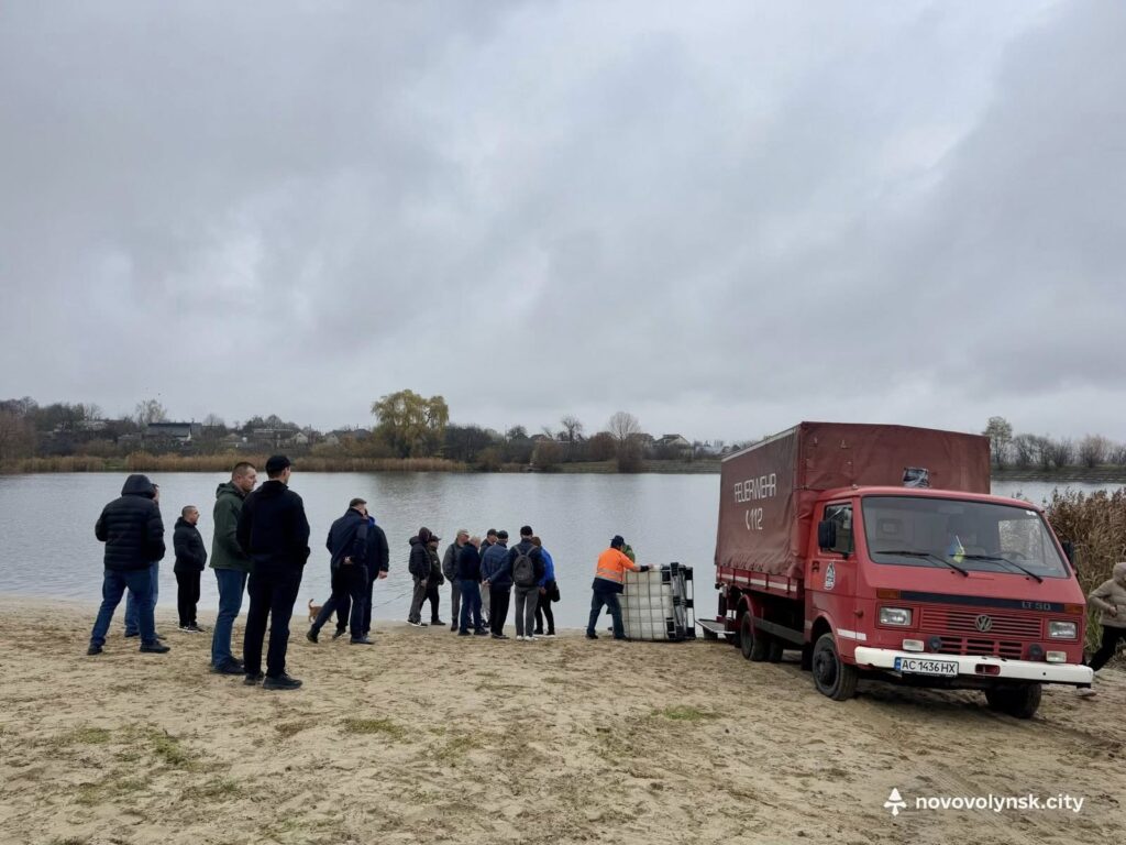 У Нововолинське озеро запустили майже пів тонни риби