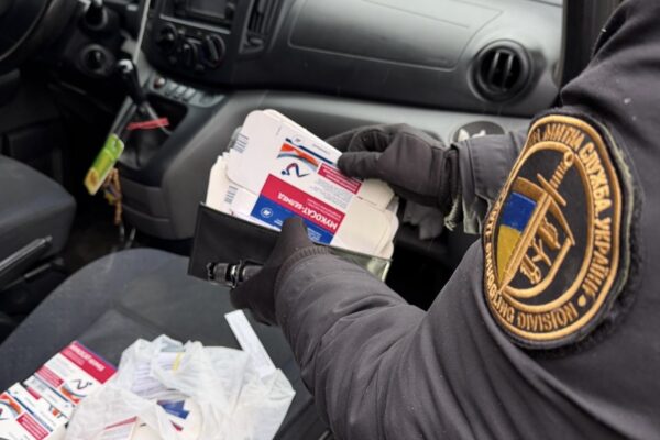 Парфуми та медикаменти: на кордоні виявили прихований крам 