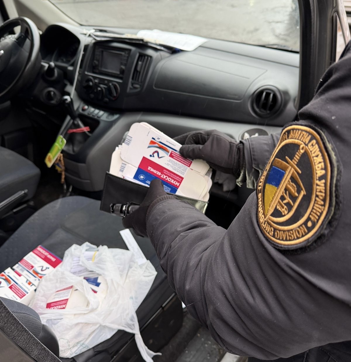 Парфуми та медикаменти: на кордоні виявили прихований крам 