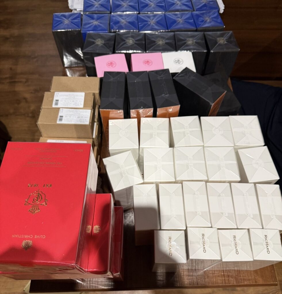 Парфуми та медикаменти: на кордоні виявили прихований крам 