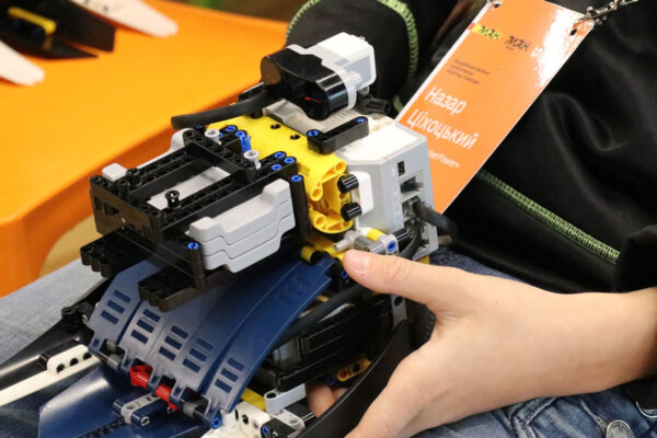 Учасники демонструють роботів на змаганнях з робототехніки Луцьк 2024 у стінах Луцького національного технічного університету