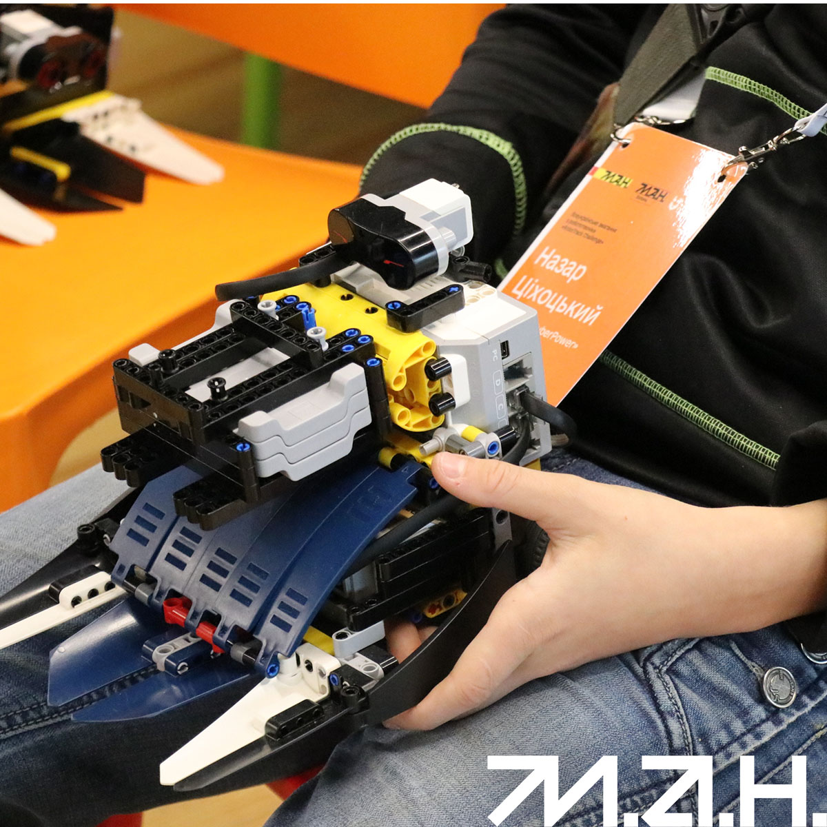 Учасники демонструють роботів на змаганнях з робототехніки Луцьк 2024 у стінах Луцького національного технічного університету