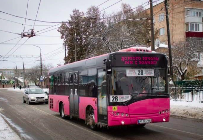 рожевий автобус у Луцьку