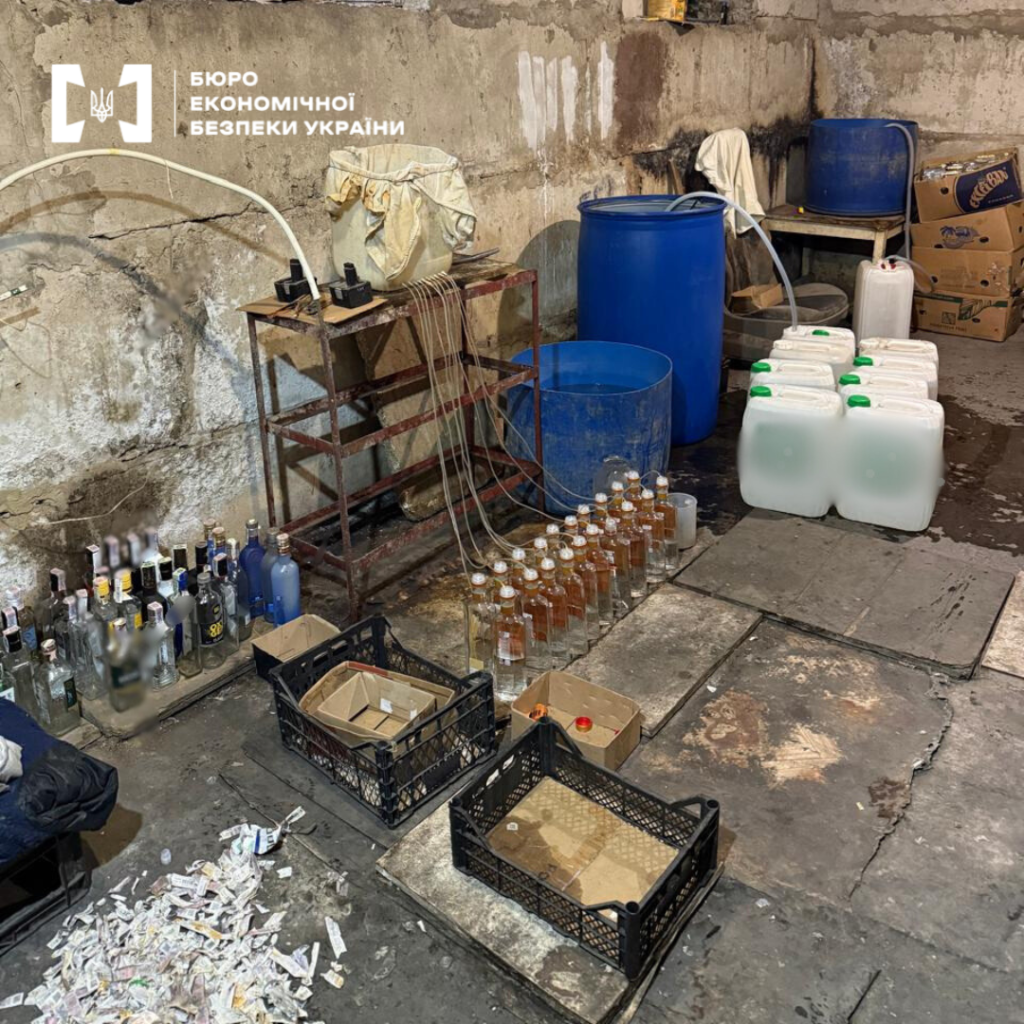 Детективи ТУ БЕБ у Волинській області викрили незаконне виготовлення та реалізацію фальсифікованих алкогольних напоїв і тютюнових виробів.