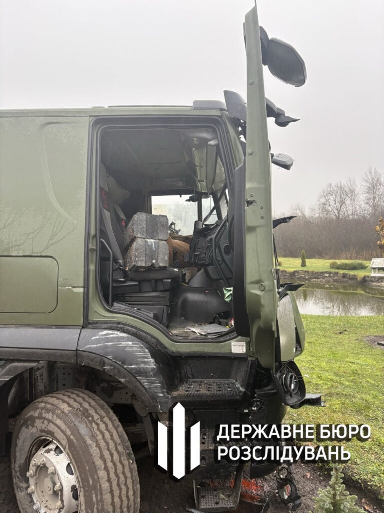 На Волині військова вантажівка в'їхала в паркан 