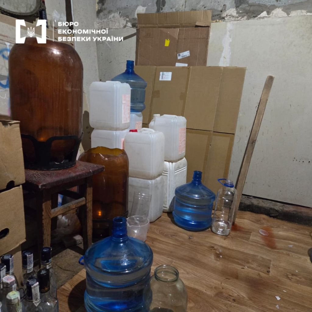 Детективи ТУ БЕБ у Волинській області викрили незаконне виготовлення та реалізацію фальсифікованих алкогольних напоїв і тютюнових виробів.