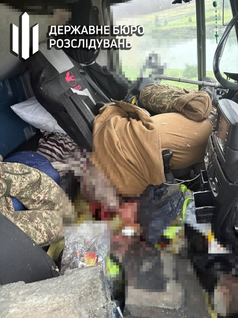 На Волині військова вантажівка в'їхала в паркан 