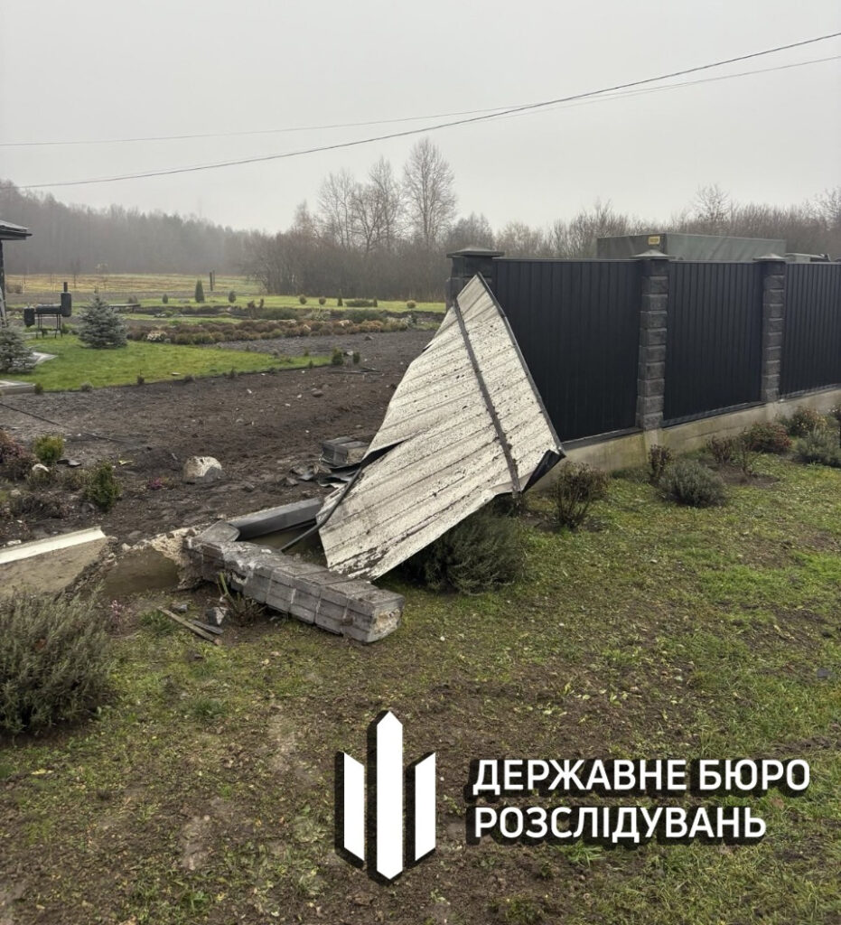 На Волині військова вантажівка в'їхала в паркан 