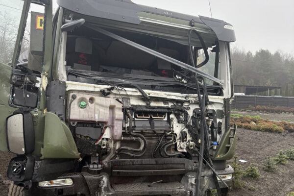 На Волині військова вантажівка в'їхала в паркан 