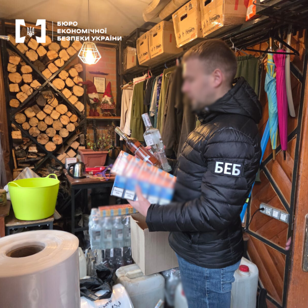 Детективи ТУ БЕБ у Волинській області викрили незаконне виготовлення та реалізацію фальсифікованих алкогольних напоїв і тютюнових виробів.