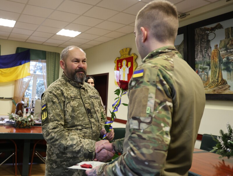 Ігор Поліщук вручив бойові нагороди двом захисникам України  