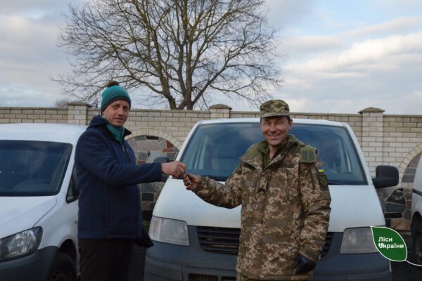 Латвійці вчергове через лісників передали автівки для українських Захисників 