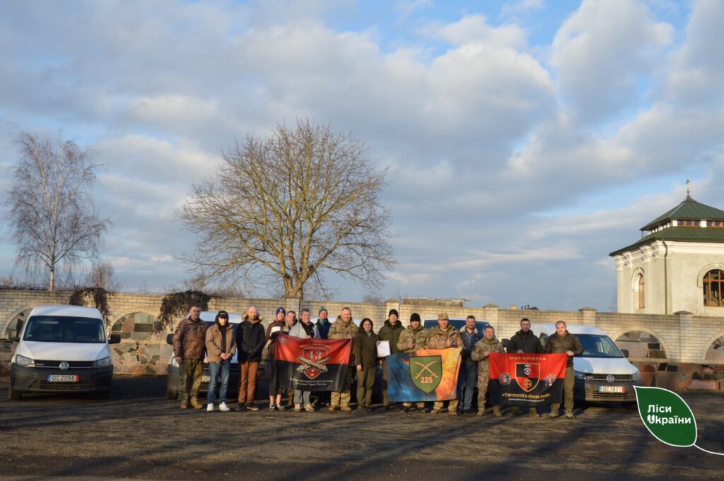 Латвійці вчергове через лісників передали автівки для українських Захисників