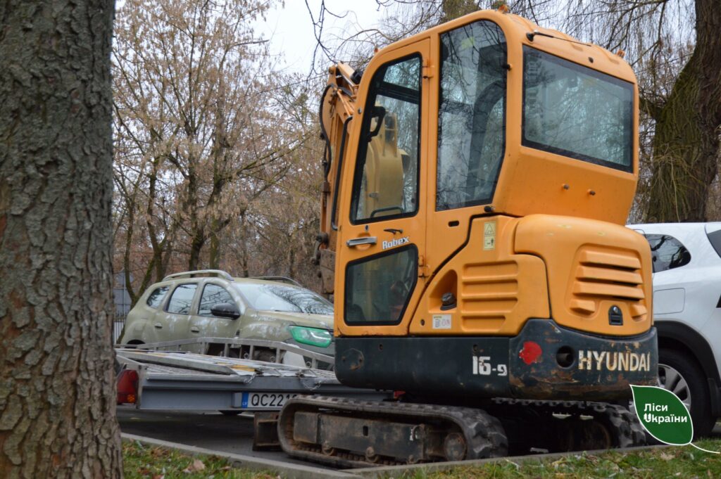 Латвійці вчергове через лісників передали автівки для українських Захисників
