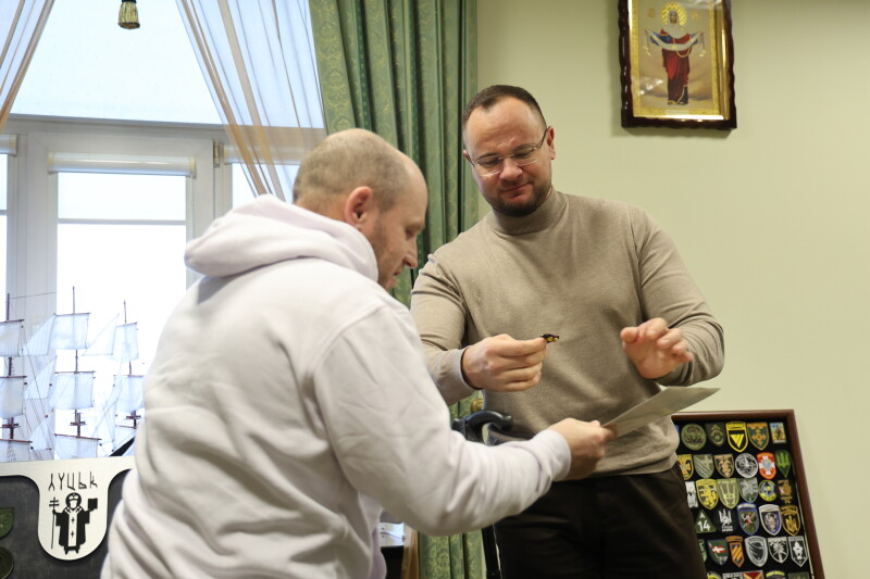 Ігор Поліщук вручив бойові нагороди двом захисникам України  